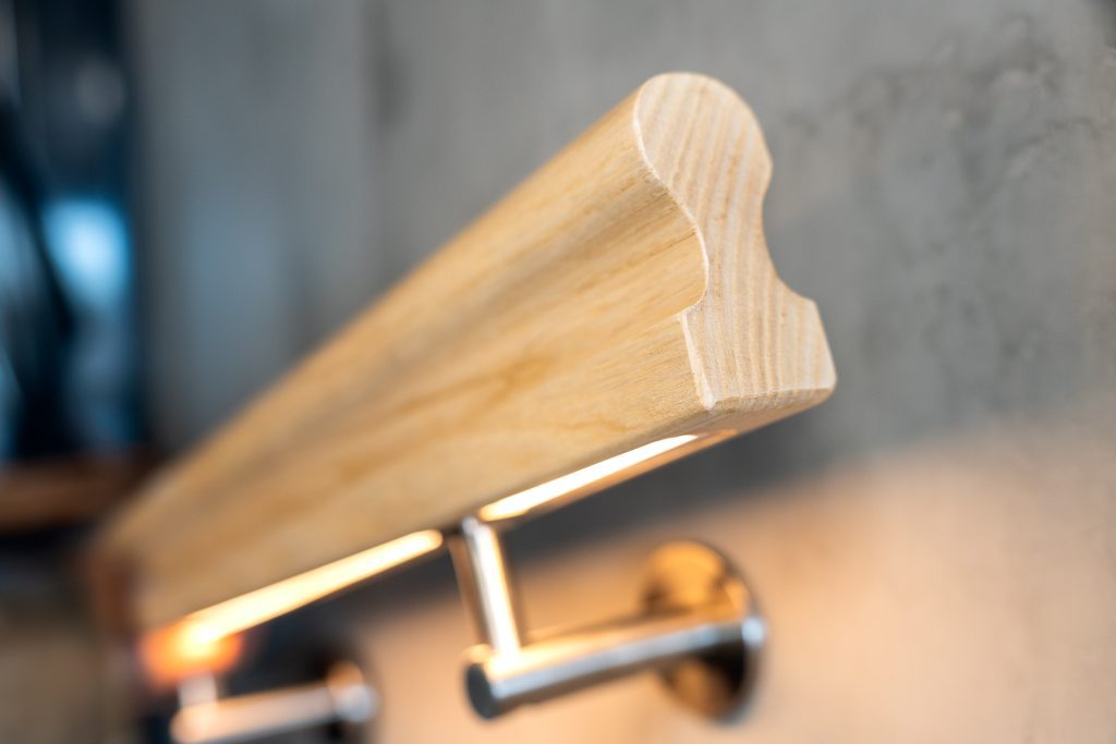 Houten trapleuning sleutelgat ILLUNOX® LED verlichting
