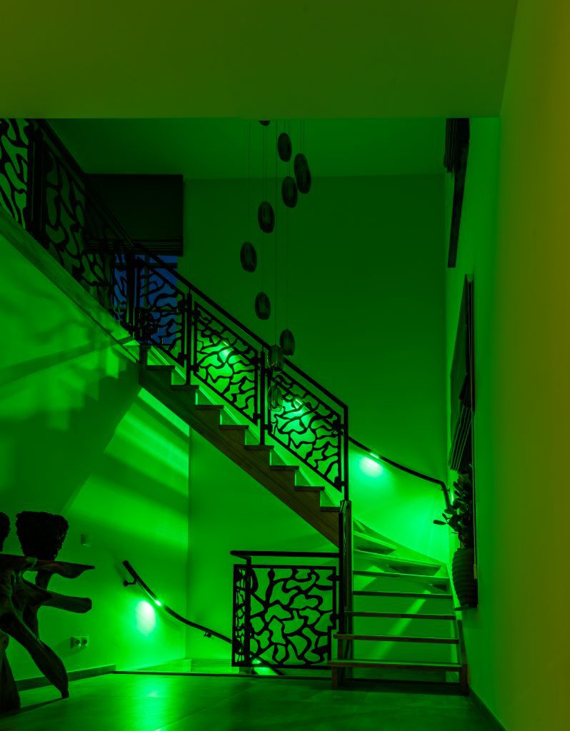 zwarte balustrade en trapleuningen met groen lciht