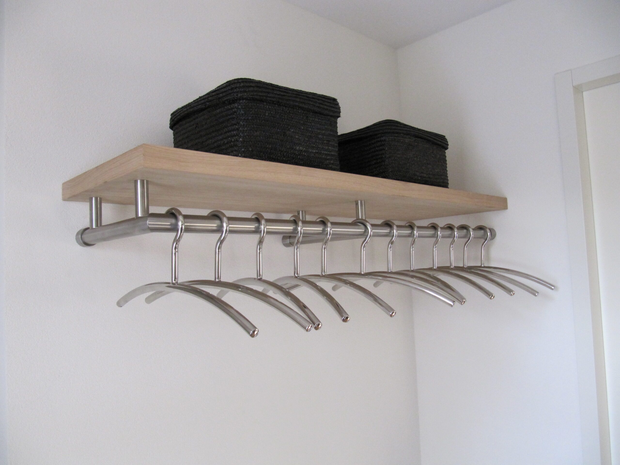 RVS kapstok met houten hoedenplank