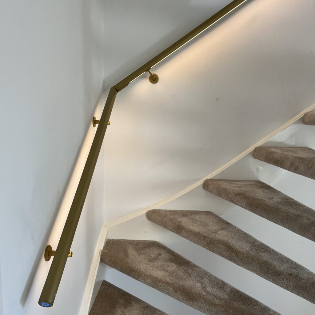 Detail van bronzen leuning met warme bronskleurige poedercoating