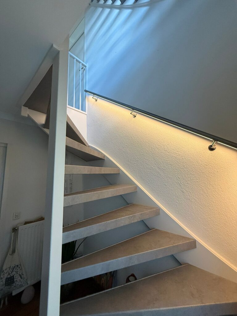 Onderaanzicht trapleuning met ledverlichting