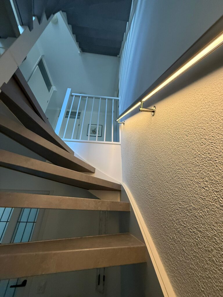 RVS trapleuning tegen de muur doorlopende ILLUNOX leuning